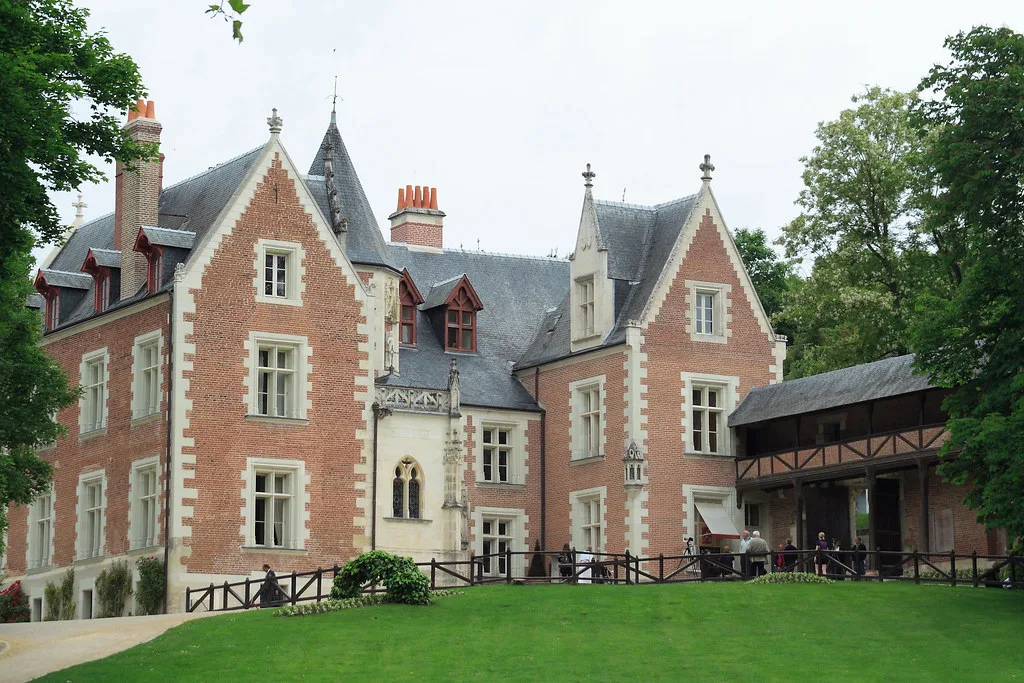 The pink-brick manor house of Le Clos Lucé in Amboise, served by its own dedicated visitor parking lot