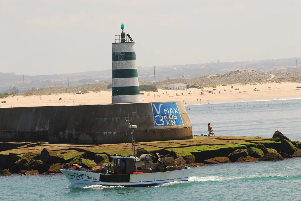 A tour boat entering the Peniche harbour, the type of authorized vessel that runs the Berlenga Grande crossing