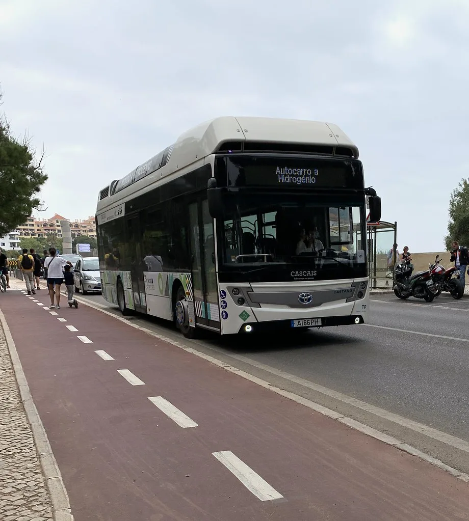 A Carris Metropolitana bus in Cascais, the network running routes 1623 and 1624 toward Sintra