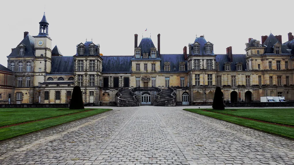 The Château de Fontainebleau palace facade, beside which the Interparking Château car park sits at 2 Rue de Ferrare
