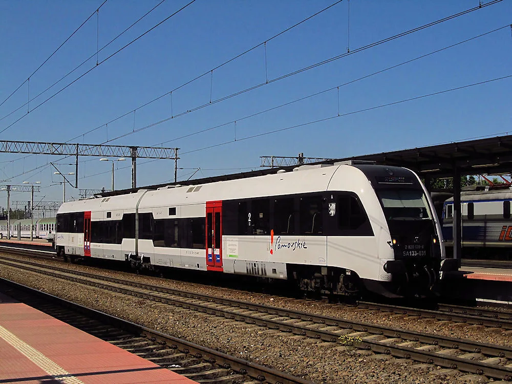 An SKM rapid urban railway train at a Tri-City station near Gdansk