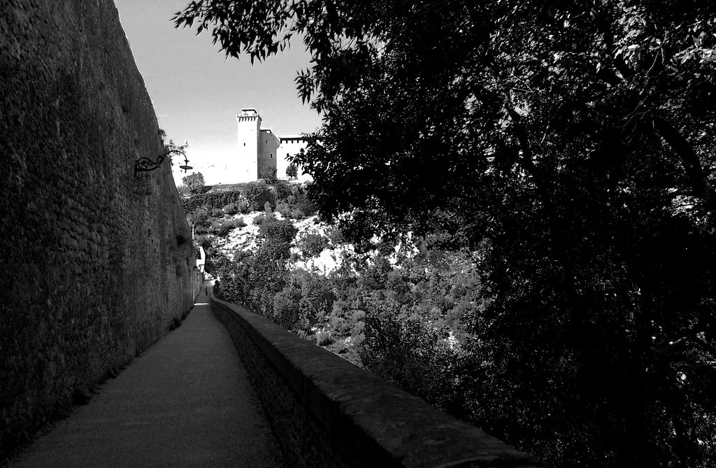 The Rocca Albornoziana fortress and the Ponte delle Torri bridge above Spoleto, reachable from the main parking hubs