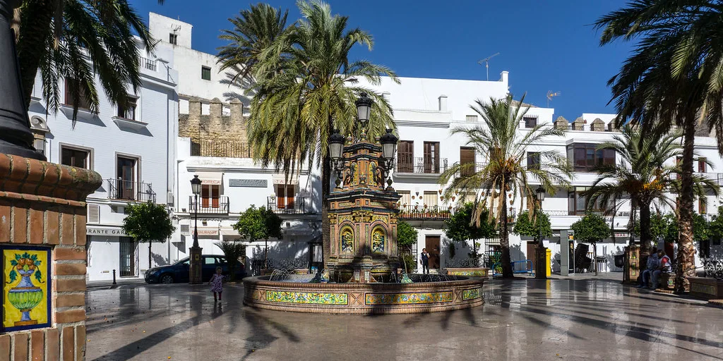Plaza de España in Vejer de la Frontera, the central square reached on foot after parking at the Los Remedios lot
